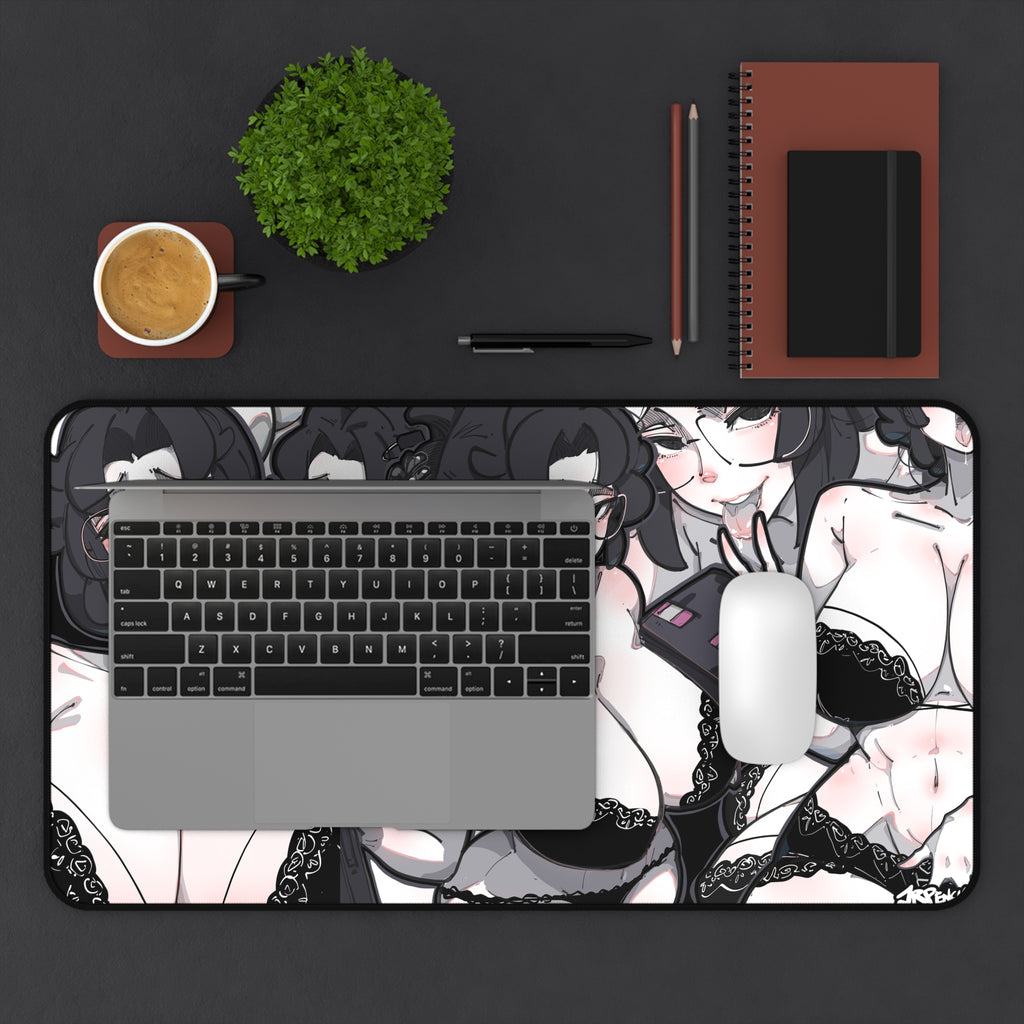 3069 - 黑壁纸 / black wallpaper v2 Desk Mat